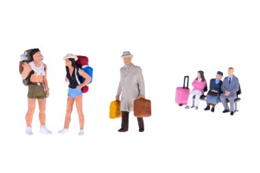 Minyatür backpacker yakın çekim ve beyaz arka plan üzerinde turist insanlar izole.