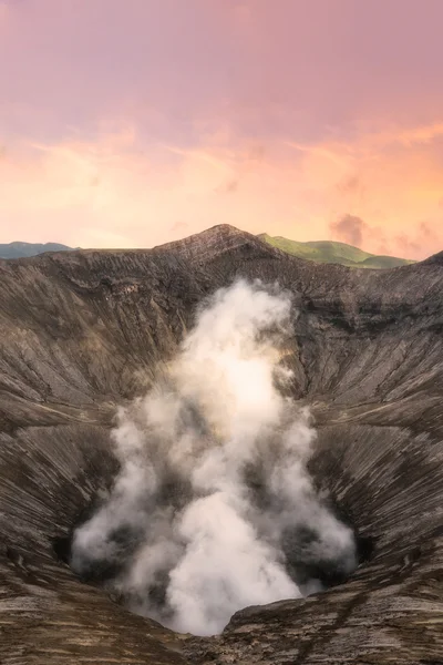 Uitzicht op de berg Bromo krater (Gunung Bromo) de ademhaling van java in Bromo Tengger Semeru National Park, Oost-Java, Indonesië — Stockfoto