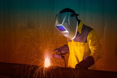 Güvenlik ekipmanları ve koruyucu maske Çelik Yapı İnşaat fabrika içinde Kaynak Sanayi işçisi.