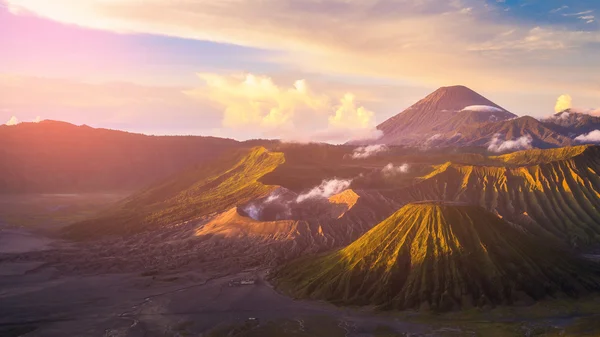 Mount Bromo vulkan (Gunung Bromo) under soluppgången från utsiktsplatsen på berget Penanjakan. — Stockfoto