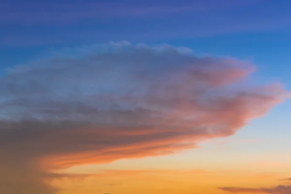 Hermosa naturaleza colorido cielo puesta del sol y nubes de fondo —  Fotos de Stock