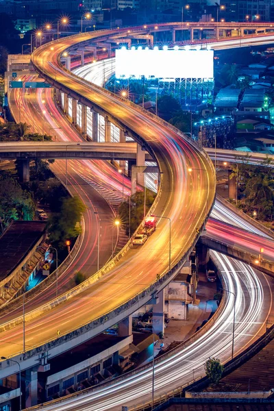 Expressway infrastruktura do transportu w nowoczesnym mieście, widok miejski w czasie zmierzchu — Zdjęcie stockowe