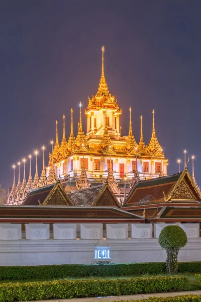 Wat Ratchanatdaram un hermoso templo en la hora del crepúsculo, el templo es mejor conocido por el famoso punto de referencia de Loha Prasat para los turistas en Bangkok, Tailandia —  Fotos de Stock