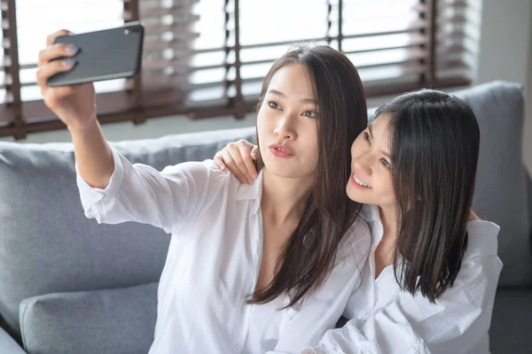 Dvě Asijské Ženy Pomocí Mobilního Telefonu Internetové Technologie Používat Video — Stock fotografie
