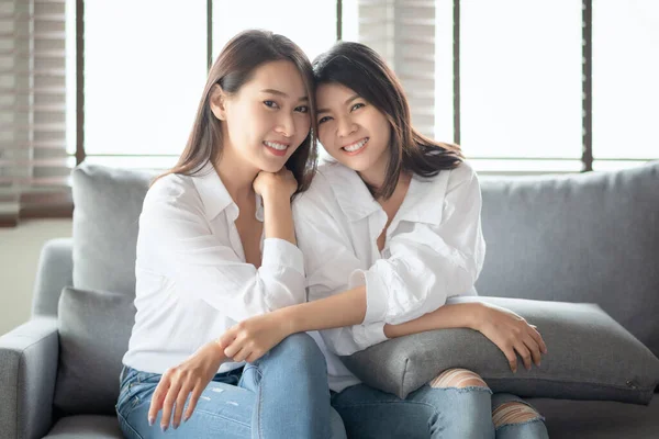 Dwie Azjatyckie Kobiety Robią Zdjęcie Portretowe Czarującym Uśmiechem Salonie Domu — Zdjęcie stockowe