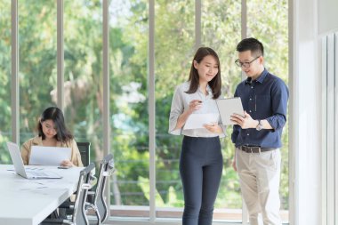 İş adamlarının şirket ofisindeki toplantı odasında tartışmaları ve beyin fırtınaları var..