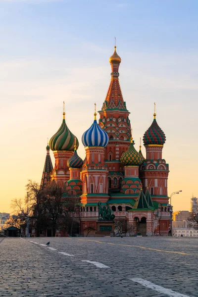 俄罗斯莫斯科日出期间红场的圣巴西尔主教座堂 — 图库照片