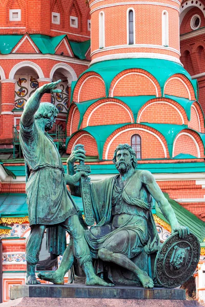俄罗斯莫斯科日出期间 位于红场圣巴西尔主教座堂前的青铜雕像 — 图库照片