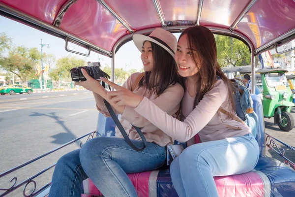 Hermosa Mujer Asiática Turistas Disfrutar Viajar Juntos Ciudad Urbana Centro — Foto de Stock