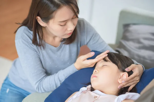 Ázsiai Anya Gondoskodik Gyerekéről Akinek Láza Betegsége Van Otthon — Stock Fotó