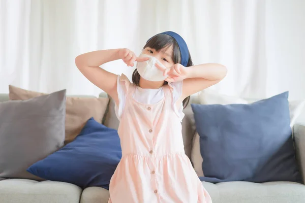 Azji Mała Słodka Dziewczyna Nosi Higieniczną Maskę Twarzy Aby Zapobiec — Zdjęcie stockowe