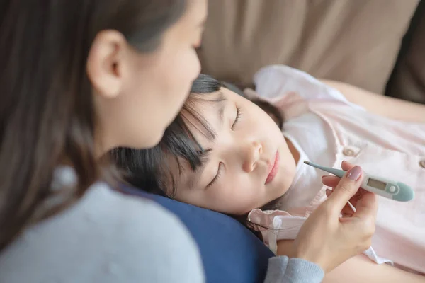 Asiatische Mutter Überprüft Körpertemperatur Ihres Kindes Mit Thermometer Das Hause — Stockfoto