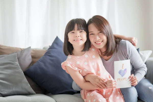 Asiatische Mutter Umarmen Ihre Süße Tochter Dass Geben Handgemachte Grußkarte — Stockfoto