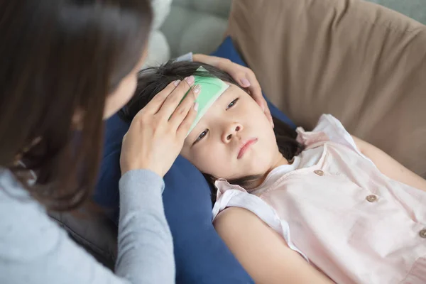 Ázsiai Anya Gondoskodik Gyerekéről Akinek Láza Betegsége Van Otthon — Stock Fotó