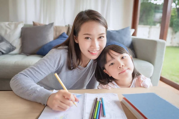 Boldog Ázsiai Anya Tanítja Neki Aranyos Gyerek Lánya Tanulni Óvoda — Stock Fotó