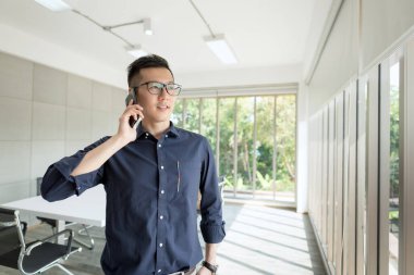 İşletme çalışanı, şirket ofisinde çalışmaktan memnun ve mutlu..