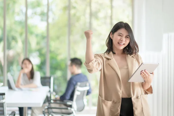 Empleado Negocios Disfrutar Feliz Trabajar Oficina Empresa Con Actitud Positiva —  Fotos de Stock