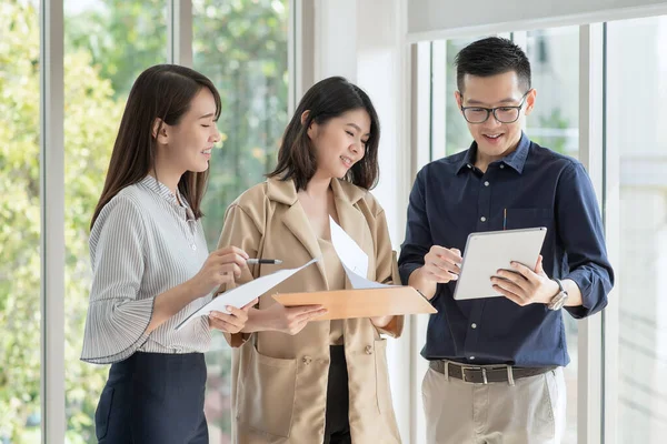 Şirket ofisinde güçlü bir ekip çalışması ile pozitif tutumla iş çalışanları toplantısı ve tartışma.
