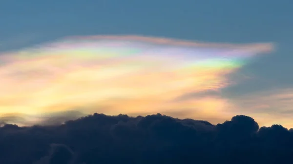 Bela Natureza Iridescente Pileus Nuvem Céu — Fotografia de Stock