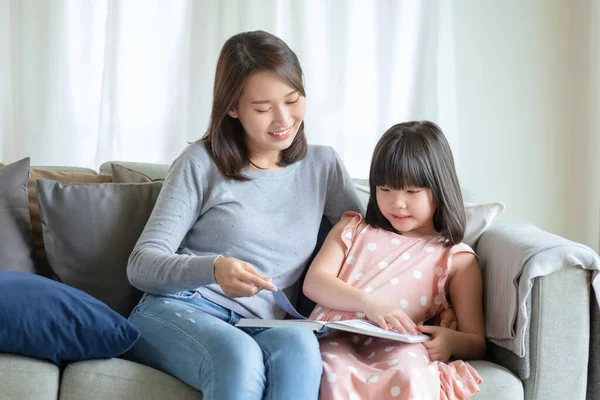 Glücklich Asiatisch Mutter Teaching Sie Süß Kid Tochter Studying Living — Stockfoto