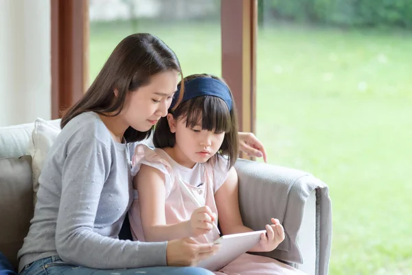 Glücklich Asiatisch Mutter Teaching Sie Süß Kid Tochter Studying Living — Stockfoto