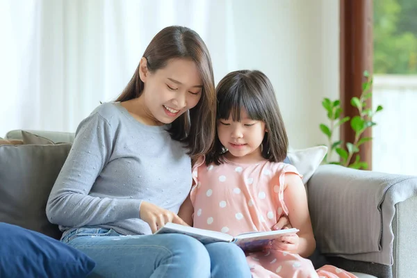 Glücklich Asiatisch Mutter Teaching Sie Süß Kid Tochter Studying Living — Stockfoto