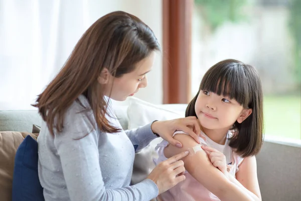 Asian Mother Putting Court Plaster Adhesive Bandage Her Daughter Home — Stock Photo, Image