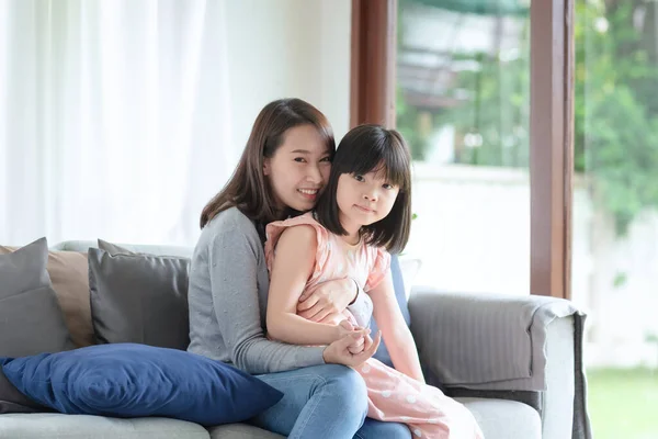 Mãe Asiática Sentir Felicidade Durante Abraço Sua Filha Bonito Com — Fotografia de Stock