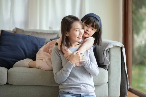 Ásia Mãe Fazer Amor Com Quente Abraço Ela Bonito Filha — Fotografia de Stock