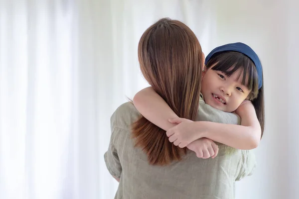 Azji Matka Kochać Się Ciepłym Uściskiem Jej Słodkie Córka Domu — Zdjęcie stockowe