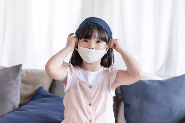 Asiática Linda Chica Usando Mascarilla Higiénica Para Prevenir Coronavirus Covid19 — Foto de Stock