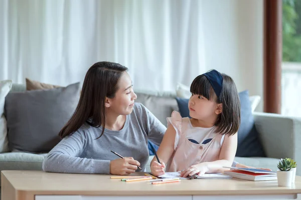 Ázsiai Anya Tanítja Neki Aranyos Gyerek Lánya Tanulni Nappaliban Otthon — Stock Fotó