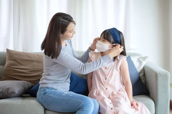 Ασιάτισσα Μητέρα Μαθαίνει Στην Κόρη Της Φοράει Μάσκα Υγιεινής Προσώπου — Φωτογραφία Αρχείου