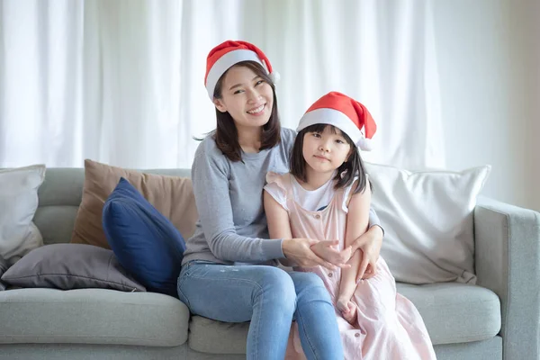 Asiática Madre Hija Disfrutar Celebrar Navidad Fiesta Año Nuevo Casa — Foto de Stock