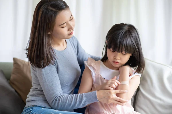 Asiatische Mutter Legt Ihrer Tochter Hause Pflasterverband — Stockfoto