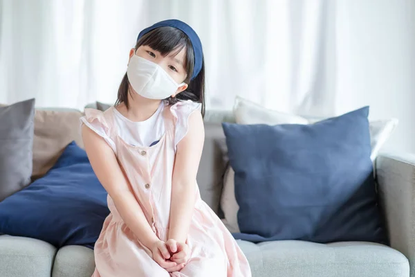 Ασιατικό Χαριτωμένο Κορίτσι Φορώντας Υγιεινή Μάσκα Προσώπου Για Την Πρόληψη — Φωτογραφία Αρχείου