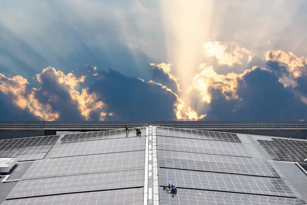 Engenharia Instala Sistema Solar Cell Telhado Superior Edifício Para Absorver — Fotografia de Stock