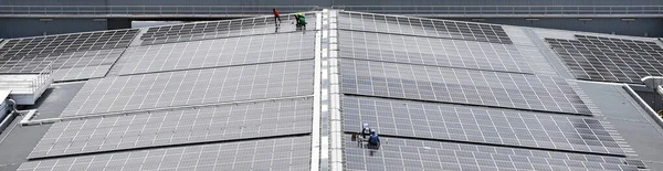Inżynieria Zainstalować System Ogniw Słonecznych Dachu Budynku Celu Absorpcji Światła — Zdjęcie stockowe