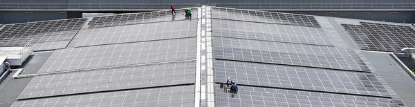 Ingénierie Installer Système Cellules Solaires Sur Toit Bâtiment Pour Absorber — Photo