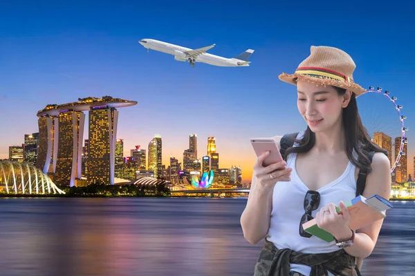 Прекрасна Жінка Азії Посміхається Зарезервує Квиток Літак Сінгапуру — стокове фото
