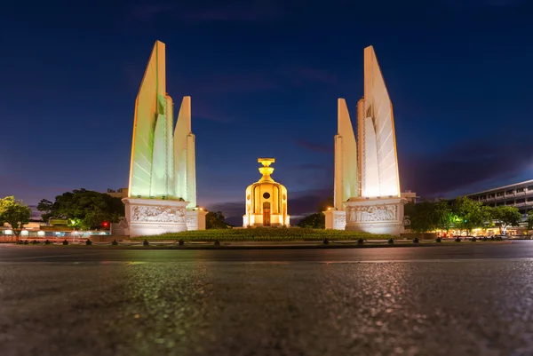 Monumentet demokrati på twilight gång på Bangkok, Thailand. — Stockfoto