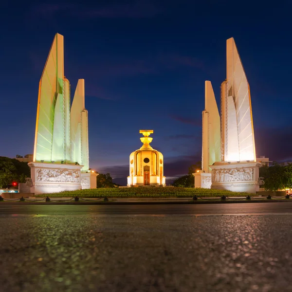 The Democracy Monument at twilight time at Bangkok,Thailand. — Stock Photo, Image