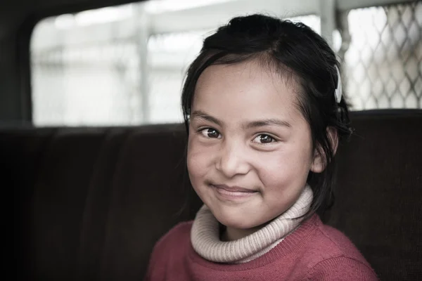 Giovane ragazza tibetana non identificata posa per una foto a Leh Ladakh, India — Foto Stock