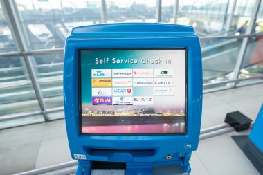 Self servis Check-in terminalleri at Suvarnabhumi Airport, Bangkok, Tayland