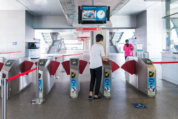 Brána z vlaku Centralna letiště Suvarnabhumi v Bangkoku, Thajsko. — Stock fotografie