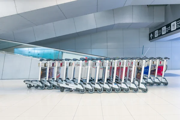 I carrelli bagagli all'aeroporto Suvanaphumi di Bangkok, Thailandia — Foto Stock