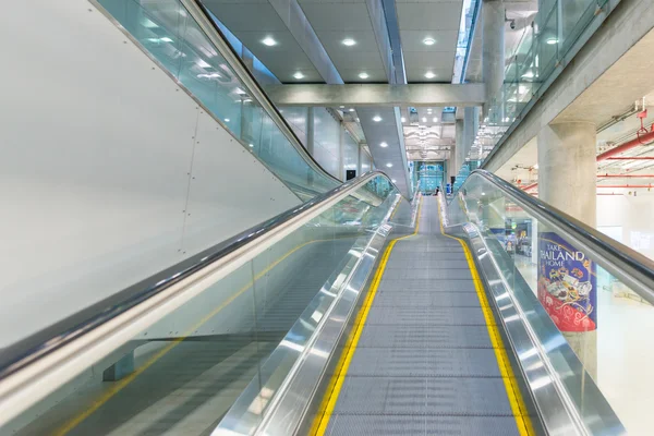 La escalera mecánica en el aeropuerto de Suvanaphumi en Bangkok, Tailandia —  Fotos de Stock