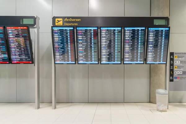 Vertrek informatie monitor op Suvanaphumi Airport, Bangkok, Thailand — Stockfoto