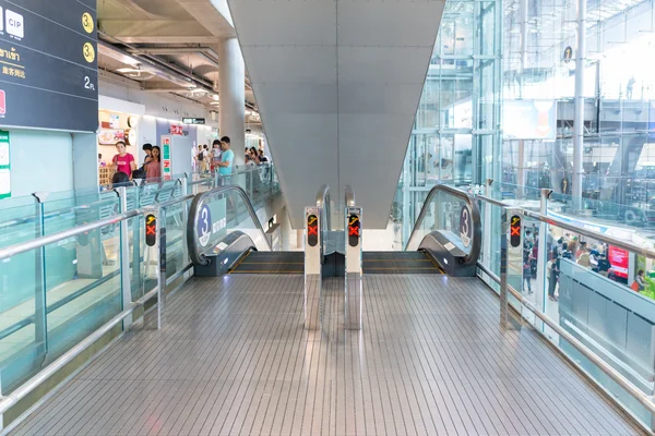 La escalera mecánica en el aeropuerto de Suvanaphumi en Bangkok, Tailandia — Foto de Stock