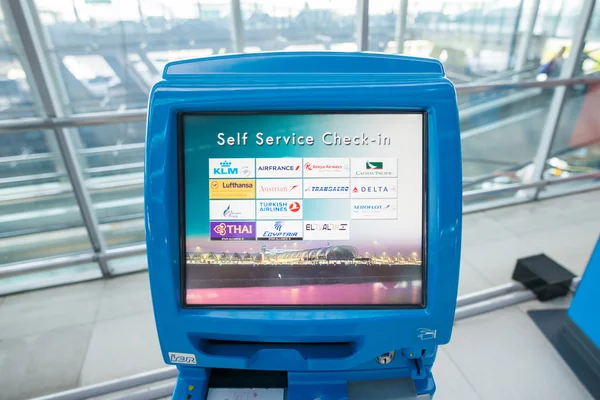 Terminales de autoservicio de check-in en el aeropuerto de Suvarnabhumi, Bangkok, Tailandia —  Fotos de Stock